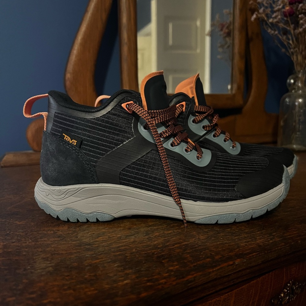 Teva Gateway Mid Women’s Hiking Boot, Size 6